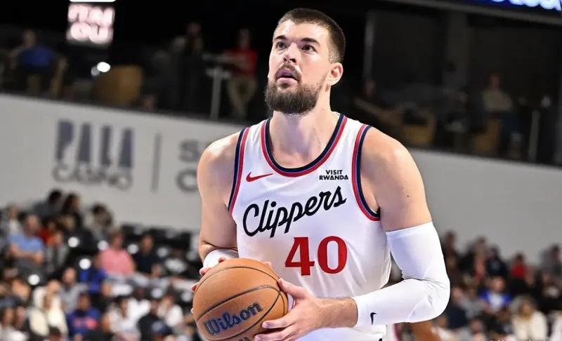 而且防守端 而且防守端